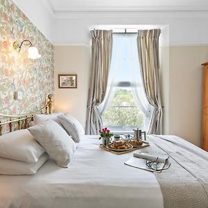 Zimmer mit Kingsize-Bett